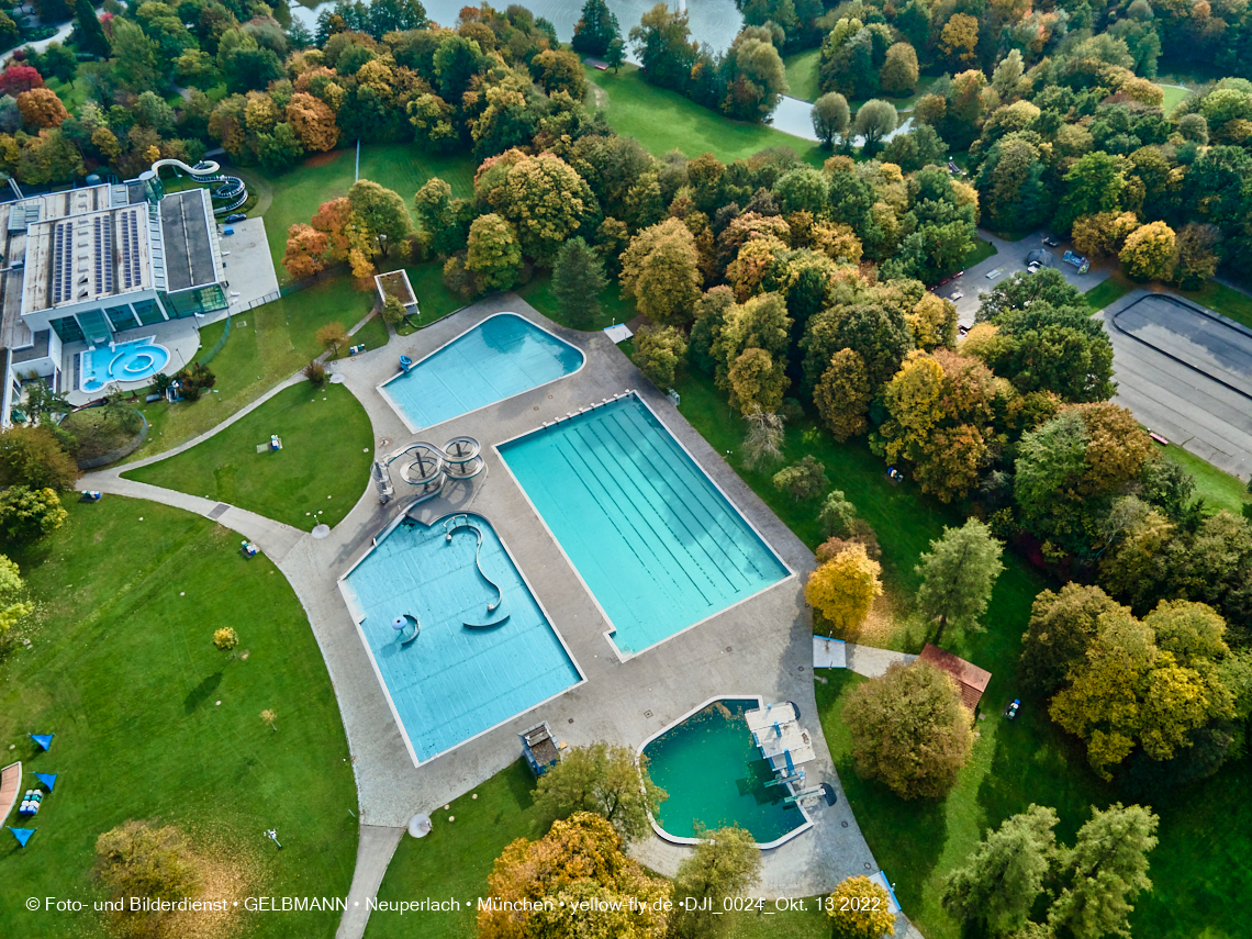 13.10.2022 - Der Ostpark mit See und Biergarten in Neuperlach 13.10.2022 - Der Ostpark mit See und Biergarten in Neuperlach